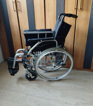 Invalidní vozík velký s podsedákem.