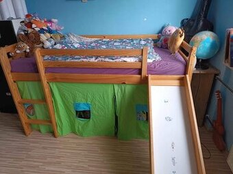 Vyvýšená dětská postýlka se skluzavkou