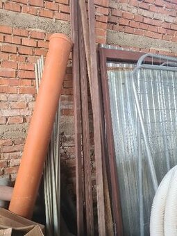 Soubor stavebního nářadí a stavebních hmot