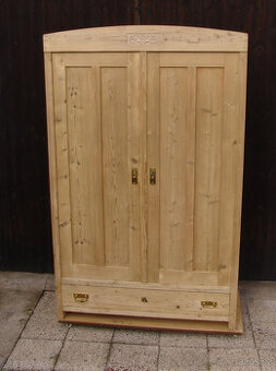 Starožitná šatní skříň s řezbou