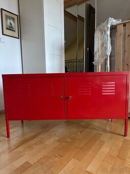Ikea PS červená kovová industriální komoda skříň skříňka