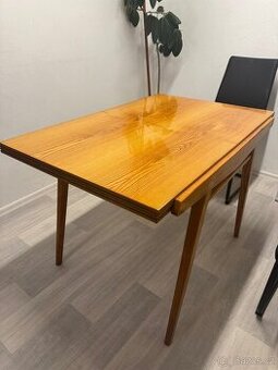 Jídelní stůl z masivu rozkládací