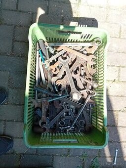 Klíče a nástavce na golu