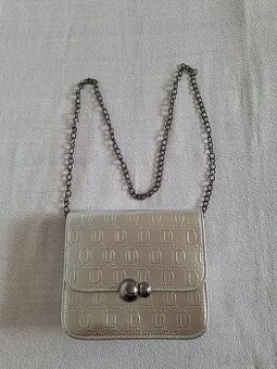 Kabelka stříbrná, přes rameno řemínek