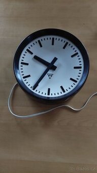 Retro bakelitové hodiny Pragotron