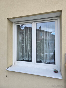 Plastové okno o rozměru cca 148 cm (šířka) x 145 cm (výška).