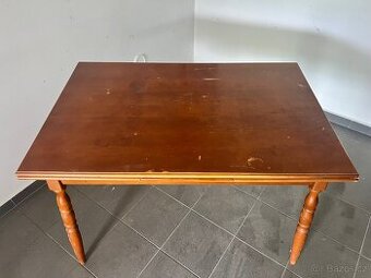 Dřevěný rozkládací stůl