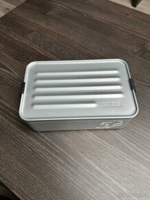 Plechová dóza, nůžky, metr a lupa