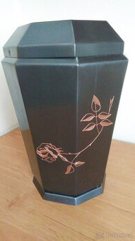 Urnový obal měděný s vyrytou růží