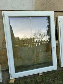 Velké plastové okno 116.5x146x7 cm