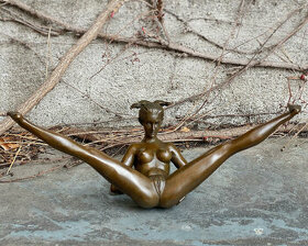 Erotická bronzová socha soška ležící nahé ženy tip na darek - 1