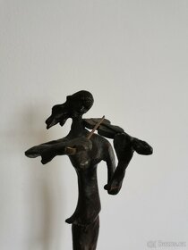 Houslistka houslová virtuoska bronzová socha - 1