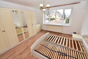 Prodám manž. postel s rošty, šatní skříň a stolky