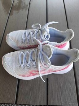 Tenisky velikost 36 z Decathlonu