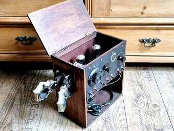 Staré rádio včetně sluchátek, Francie, rok 1923