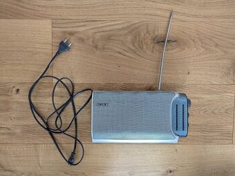 Přenosný radiopřijímač Sony ICF-704L