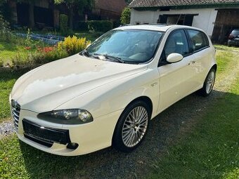alfa romeo 147 1.6 benzin 77kw r.8/2008 klima alu kola 18"