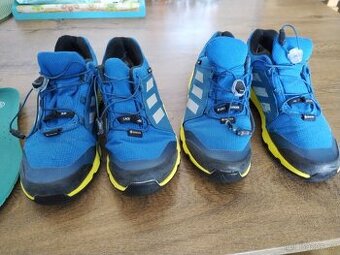 Trekové tenisky Adidas pro dvojčata ve vel.37 a 38