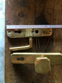 Mosazná klika a madla na šuplík