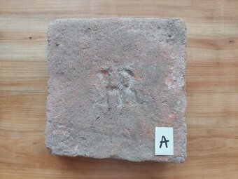 Historická stará pálená cihla s monogramem HR značení písmo