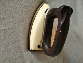 Stará malá žehlička.