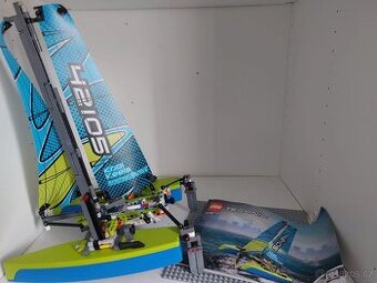 Katamarán LEGO 42105