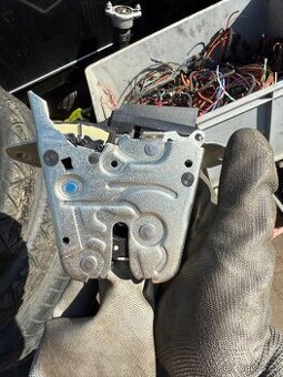 ZÁMEK VÍKA ZAVAZADLOVÉHO PROSTORU MERCEDES-BENZ CLA GLC GLE