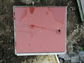 Betonová skříňka s plechovými dvířky na elektroměr
