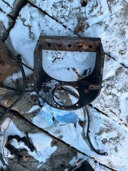 Prodám malý držák spodního závěsu zetor