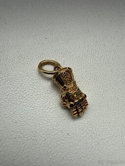 Přívěsek Pandora Thanosova rukavice