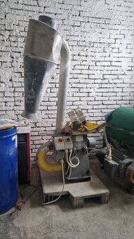 Drtička štěpky, kartonů a slámy