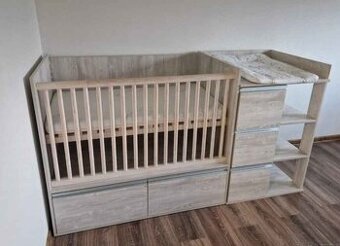 Dětská postýlka a komoda s přebalovákem