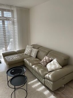 Šedá kožená sedací souprava do L s výsuvnou částí 270 cm.