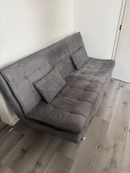 Šedá rozkládací pohovka + dva polštářky
