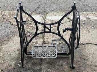 Litinová podnož šicí stroj