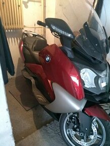 BMW C650GT červená.