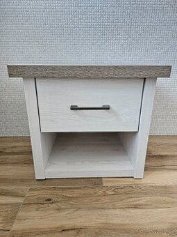 NOVÝ NOČNÍ STOLEK PROVENCE, PC 2699 KČ