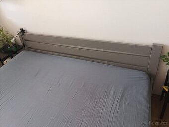 Manželská postel s MATRACÍ + náhradní laťky k roštu