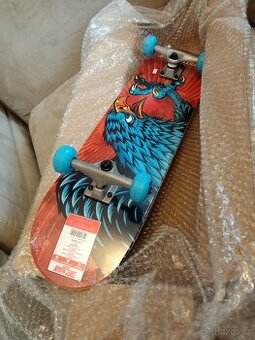 Nový zabalený skateboard Tony Hawk.