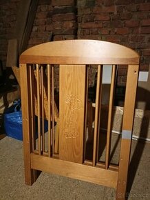 Dřevěná postýlka s žirafou