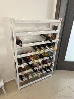 Dřevený stojan na vína