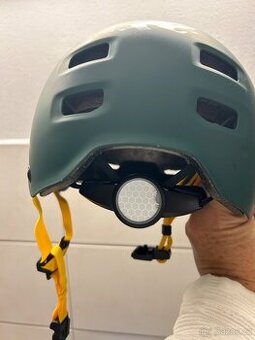 Dětská helma na koloběžku jako nová