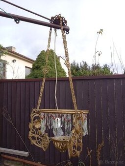 Starožitný kovový lustr s korálky