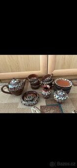 Velká krabice retro skla a keramiky – hrnky, talíře, sklenic