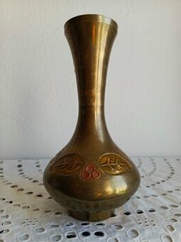 MOSAZNÁ VÁZA S TEPANÝM VZOREM - INDIE - 18 CM