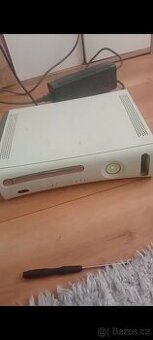 PRODÁM XBOX 360   PLNĚ FUNKČNÍ