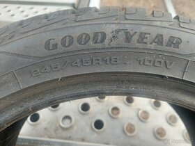 Pneu zimní 245 45 18 Good Year