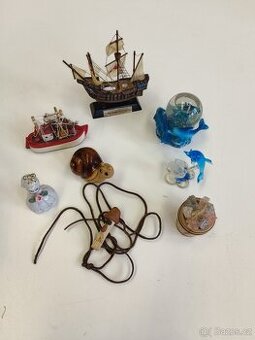 Balíček malých dekorací a suvenýrů - lodě, delfíni, figurka