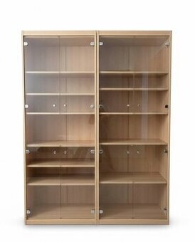 Moderní prosklenou vitrínovou skříň – dřevěný dekor