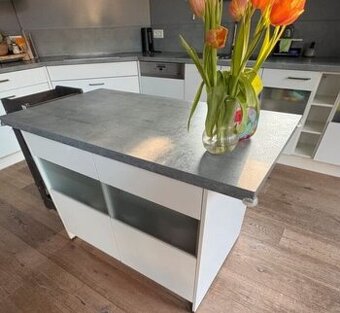 Moderní linka se spotřebiči a ostrůvkem,6152